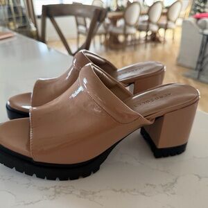 AEROSOLES Women's Glossy Nude Block Heel Mules - never worn - WORN ONCE